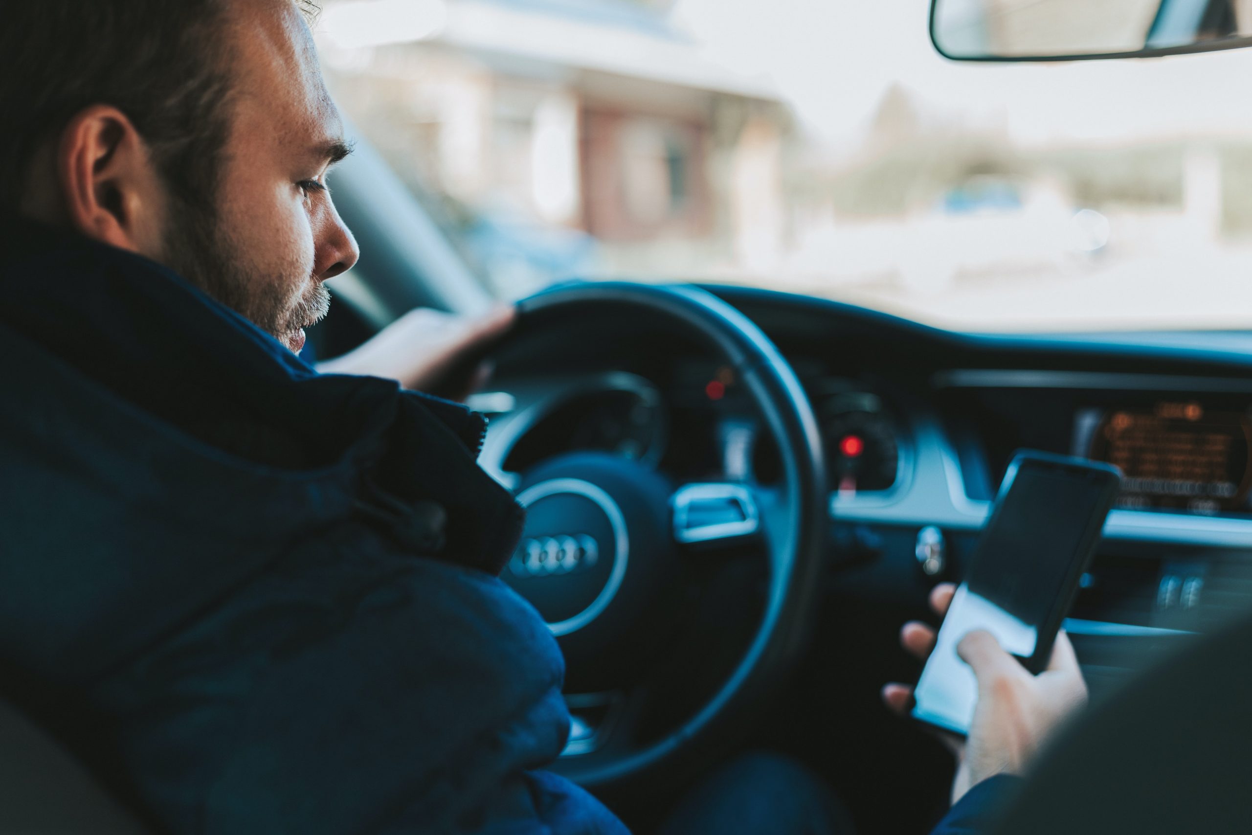 4 des moyens les plus simples d’éviter la distraction au volant
